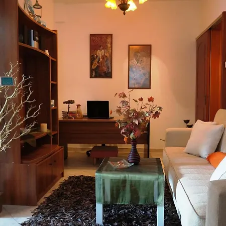 Holiday home Entire Private House & Balcony @ Central Fira (Santorini)